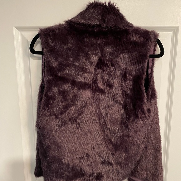Steve Madden Faux Fur Vest Color Plum - Picture 8 of 12